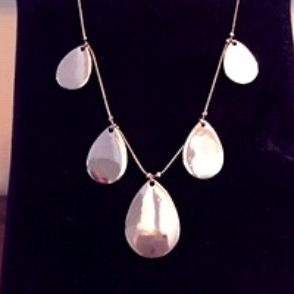Tear drop silver tone fashion necklace w/ extender